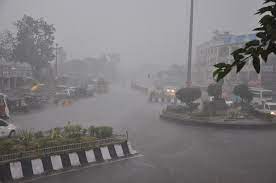 मौसम ने मारी पलटी, हवाओं के बीच बारिश ने कराया ठंड का अहसास