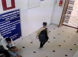 मरुधरा ग्रामीण बैंक में कैशियर ने सात लाख रुपए से भरा बैग रखा, पलक झपकते ही बच्चा ले गया, CCTV में कैद