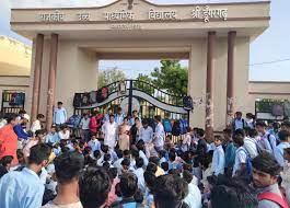 स्टूडेंट्स ने ताला लगाया तो होश में आया श्रीडूंगरगढ़ प्रशासन, अब हो रही है तालाब की सफाई