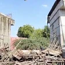 निर्माणाधीन पुलिया गिरा:रामपुरा बस्ती एरिया में चार साल से बन रहा पुल का एक हिस्सा गिरा, सात घायल