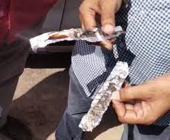 मोहल्लों में नशा बेच रहे थे:इंद्रा कॉलोनी में नशा बेच रहे तीन युवकों को लोगों ने दबोचा, कार सहित पुलिस के हवाले किया