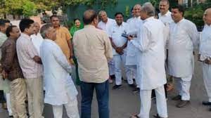 गहलोत ने दिल्ली जाने से पहले जयपुर में मंत्रियों संग की मीटिंग, चढ़ा सियासी पारा