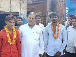 दुकान में चोरी करते हुए पकड़े गए चोर, व्यापारियों ने फूल माला पहनाकर किया पुलिस के हवाले