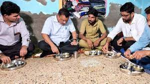 केजरीवाल को डिनर पर बुलाने वाले ऑटो चालक ने बदला पाला, खुद को बताया ‘मोदी का आशिक’