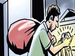 घर से मोबाइल व सोने की चेन चोरी
