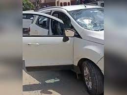 पहले कार को टक्कर मारी, लोगों ने ड्राइवर और साथी को पीटा