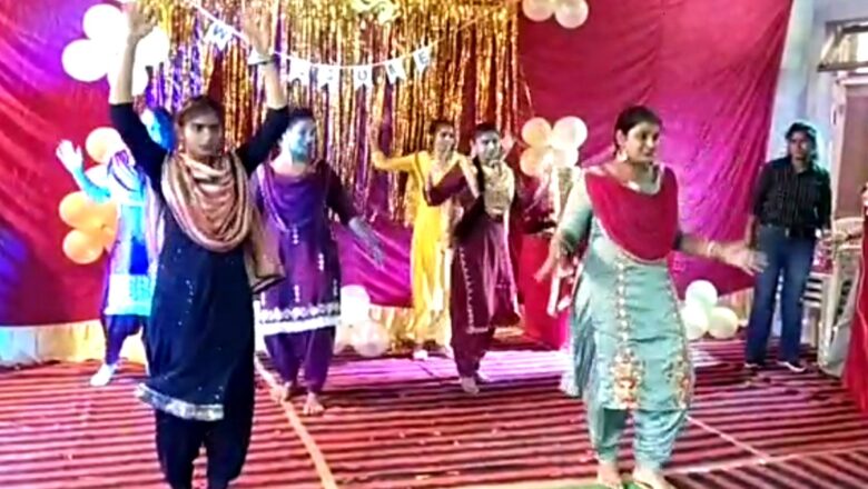 नवप्रवेशित छात्राओं का तिलक लगाकर स्वागत