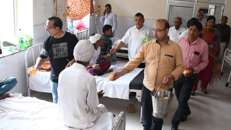 बुजुर्गांे व मरीजों को फल वितरित