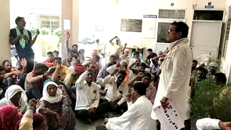 पानी निकासी की उचित व्यवस्था न होने के खिलाफ ग्रामीणों का प्रदर्शन