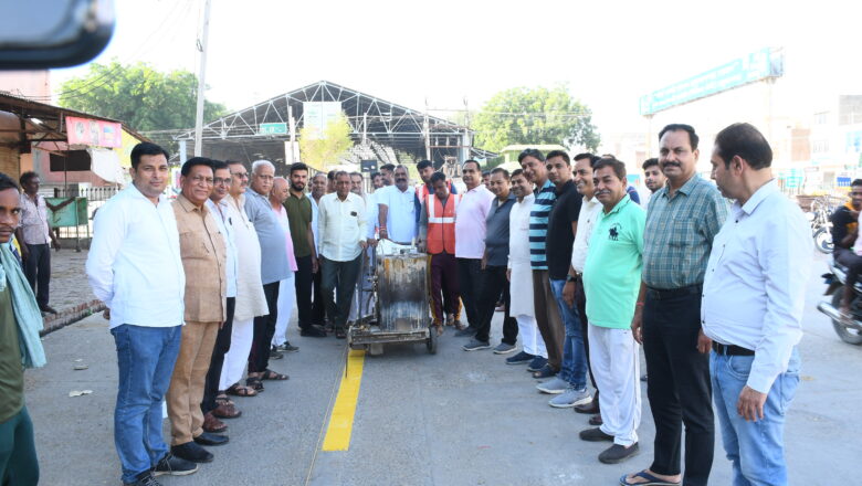 पोल तथा थर्मो प्लास्ट लाइनिंग का कार्य शुरू