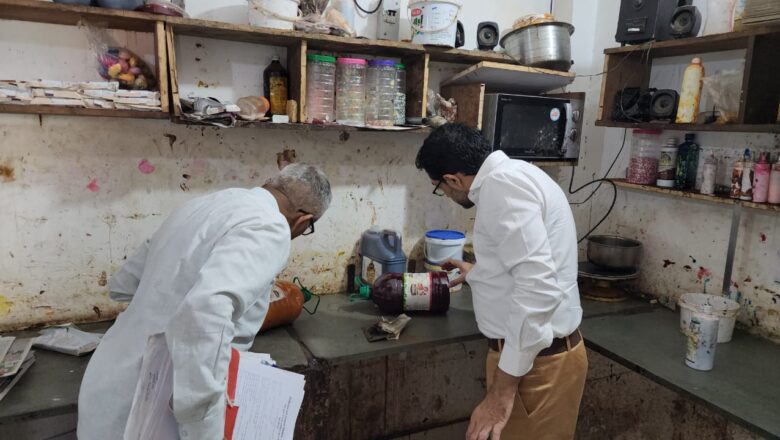 गंदगी के बीच बन रहे थे केक