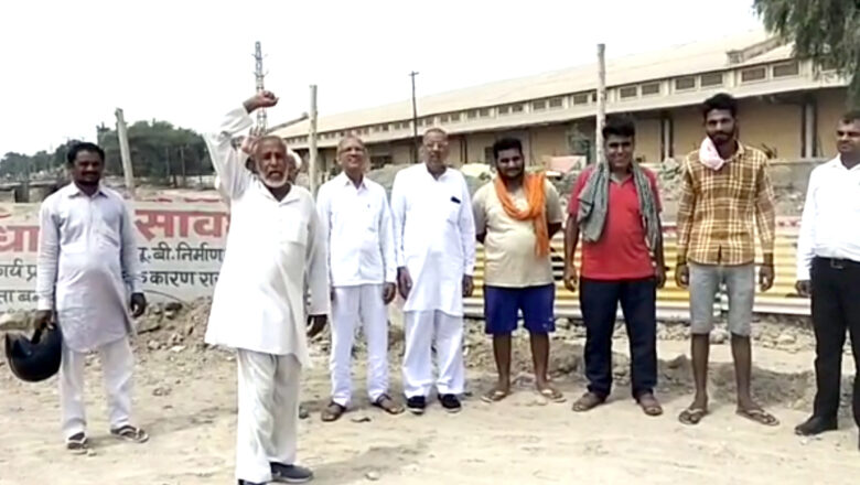 रेलवे फाटक से गुजरने के लिए रास्ता उपलब्ध कराने की मांग
