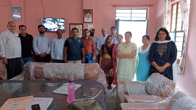 विद्यालय में भेंट किया सोफा सेट