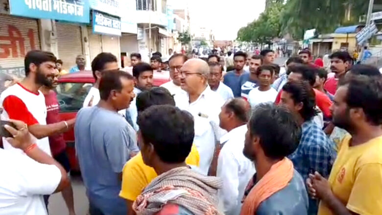विरोध के बीच जिला अस्पताल के बाहर कियोस्क पर चला पीला पंजा