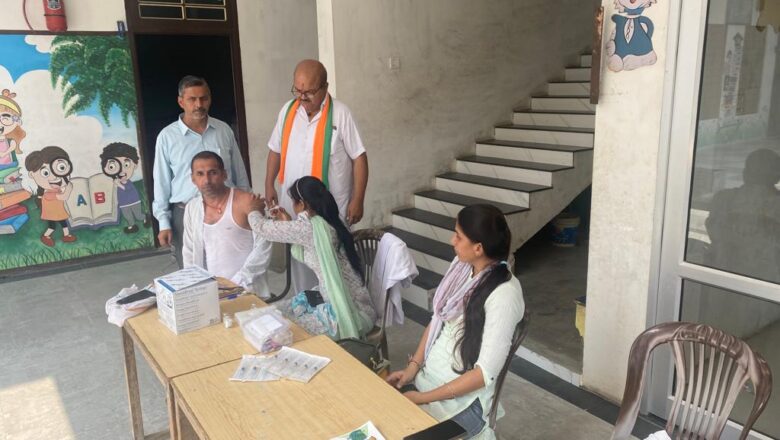 निजी विद्यालय में शिविर लगाकर किया कोविड टीकाकरण