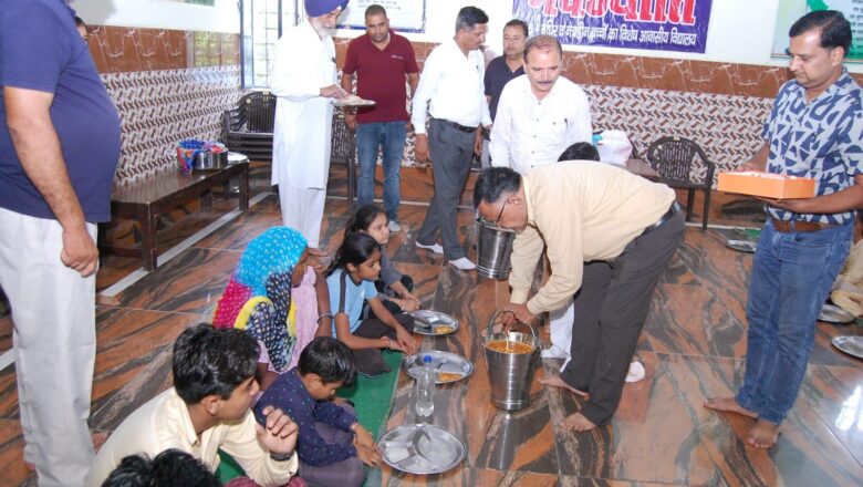 विशेष बच्चों को परोसा भोजन