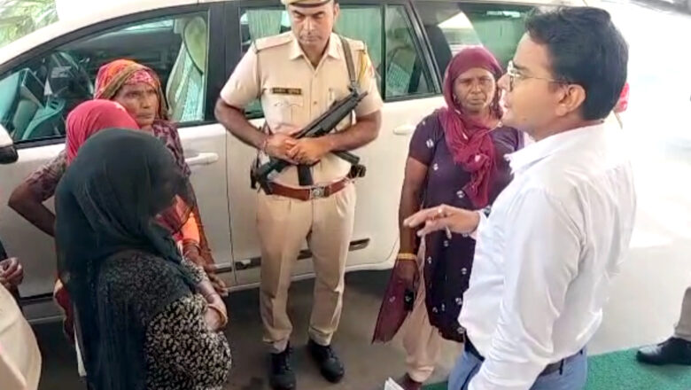 दुकानें लगाने की अनुमति देने की मांग