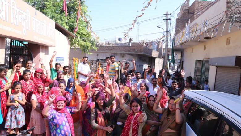 अगले बरस जल्दी आने की मनोकामना के साथ भगवान गणेश की मूर्ति का विसर्जन