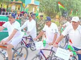 BSF जवानों ने निकाली साइकिल रैली:अधिकारियों और जवानों के साथ महिला कांस्टेबल ने भी बारह किलोमीटर दौड़ाई साइकिल