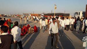 कांग्रेस नेताओं का उग्र प्रदर्शन, पुलिस ने किया लाठीचार्ज:लापता बच्चा नहीं मिलने पर हाईवे पर कई किलोमीटर लंबा जाम लगाया