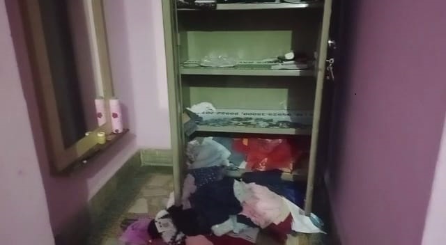 दिनदहाड़े चोरों ने दो मकानों पर बोला धावा