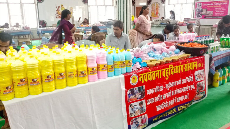 बच्चों ने हस्तनिर्मित उत्पादों की प्रदर्शनी में मन मोहा