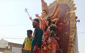 नाचते गाते हुआ महिषासुरमर्दिनी का विसर्जन:देवी के दर्शन के लिए उमड़े लोग, डी ब्लॉक से रवाना हुई&nbsp;शोभायात्रा