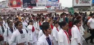 श्रीगंगानगर में चिरंजीवी रहने को दौड़े युवा:चिरंजीवी योजना के प्रचार के लिए मैराथन, सीएमएचओ&nbsp;ने झंडी दिखाकर किया रवाना