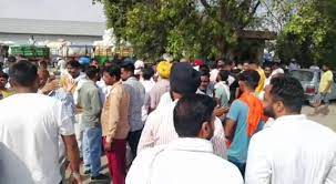 नरमे पर काट से रोष, मंडी पर लगाया ताला:व्यापारी प्रति क्विंटल पर तुलाई में करते हैं आधा किलो की कमी