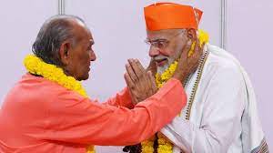 कोरोना के आने से पहले बता चुके महंत से पीएम मोदी ने लिया आशीर्वाद, नई भविष्यवाणी ने भी डराया