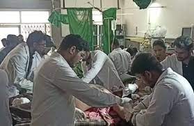 सड़क हादसे में तीन की मौत:टेक्सी और टैंकर की भिड़ंत में पति-पत्नी सहित एक ही परिवार के तीन की मौत, बीकानेर रैफर