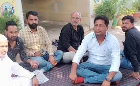 श्रीगंगानगर में स्ट्रीट लाइट खराब:पार्षद धरने पर बैठे, बोले- दीवाली पर भी अंधेरा, बेकार पड़े है कचरा टैंपो