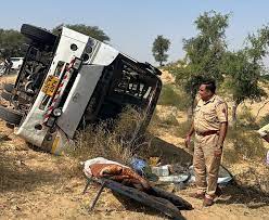 बस पलटी, बड़ा हादसा टला:छत्तरगढ़-खाजूवाला मार्ग पर बस पलटने से छह जने घायल