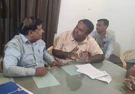 सरकारी अधिकारी को लोगों ने पीटा, पुलिस के सामने लात-घूंसे बरसाते रहे; एक सीट, दो अफसरों में झगड़ा