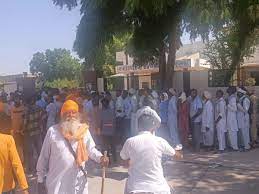 डीएपी खाद नहीं मिलने पर किसानों का हंगामा:व्यापार मंडल में दिया धरना, कृषि अधिकारियों पर लगाया कम टोकन वितरित करने का आरोप