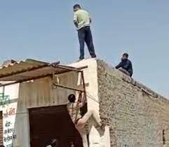 सुसाइड करने की जिद:टूटी बोतल और ईंट लेकर चढ़ा दुकान की छत पर, मरने पर आमादा था, सिपाही के हौंसले ने बचाया