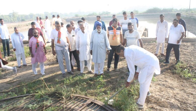 भाजपा कार्यकर्ताओं ने की पेयजल डिग्गी की सफाई