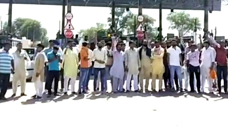 नाजायज टोल वसूली का आरोप, टैक्सी चालकों का धरना-प्रदर्शन