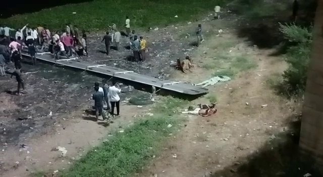 गुजरात में सस्पेंशन ब्रिज टूटा : 400 लोग नदी में गिरे