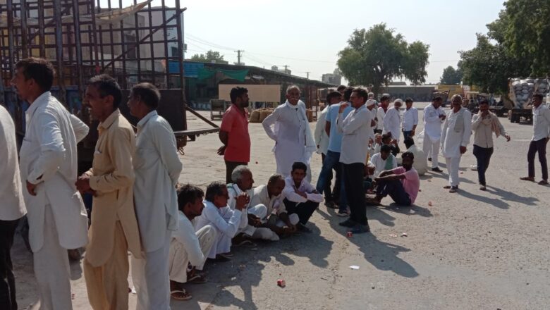 डीएपी के लिए लम्बी लाइन