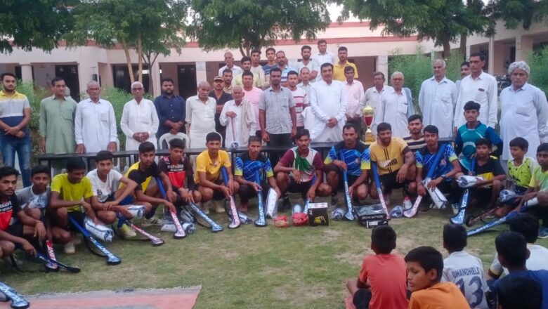 हॉकी खिलाड़ियों को किट वितरित
