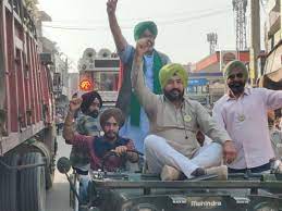 किसानों ने निकाला फतेह मार्च:ट्रैक्टरों और जीपों पर निकले किसान, कृषि कानून वापस लेने को बताया जीत