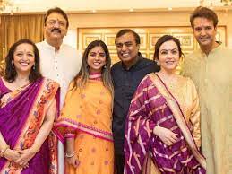 मुकेश अंबानी नाना बने:बेटी ईशा को जुड़वां बच्चे हुए, बेटी को आदिया और बेटे को कृष्णा नाम दिया