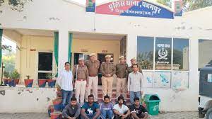 डकैती के इरादे से निकले 5 आरोपी पकड़े:आरोपियों में एक केसरीसिंहपुर फायरिंग में है वांछित, हथियार बरामद