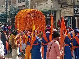 गुरु तेग बहादुर के शहीदी गुरुपर्व पर निकाला नगर कीर्तन:भक्तिमय माहौल में कीर्तन करते सड़कों पर निकले श्रद्धालु