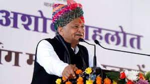 फ्री यूनिफॉर्म पर गहलोत बोले- 200 में सिलाई संभव नहीं:पेरेंट्स कुछ खर्चा खुद करें, अगले साल से रेडिमेड ड्रेस मिलेगी