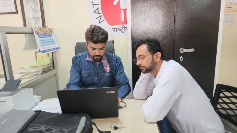 घर-घर जाकर आयुष्मान कार्ड बना रही आशा