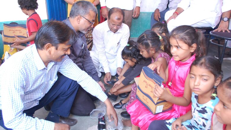 स्कूल के सभी बच्चों को बांटे जूते