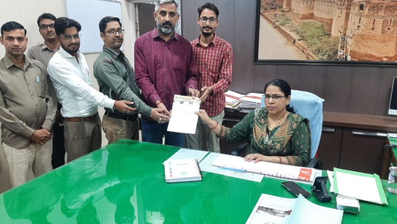 राजस्व मंत्रालयिक कर्मचारियों का कलक्ट्रेट पर धरना-प्रदर्शन