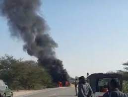 चलते ट्रेलर में लगी आग:चालक ने समझदारी दिखाकर ट्रेलर के पीछे लगी ट्रक बॉडी को अलग किया, आगे का हिस्सा जलकर राख